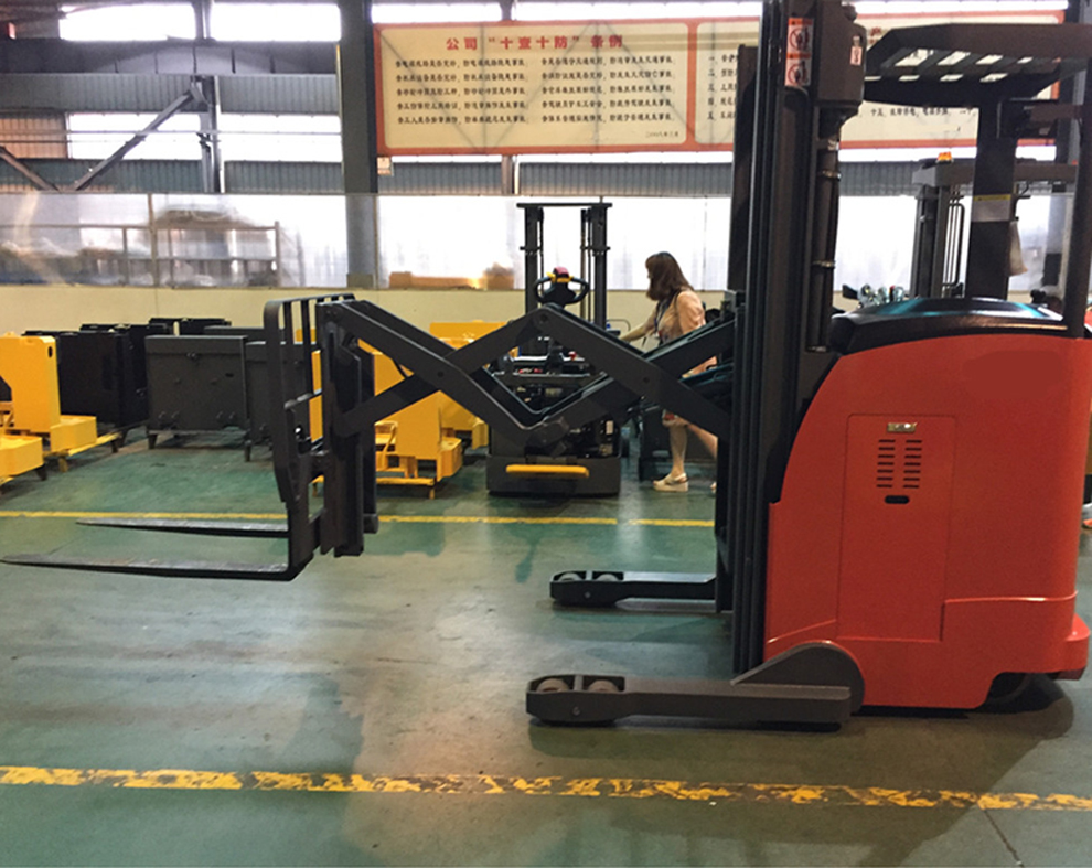 CQDH scissor reach stacker